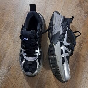 Nike V2K Run Women's Sneakers Black Anthracite Metallic Silver Colorway Size 7
